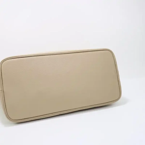 Gucci  GG Large Tote Bag Beige - Image 3