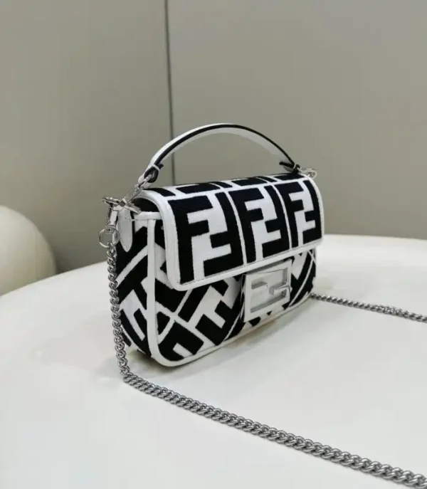 Fendi Baguette Small White - Image 3