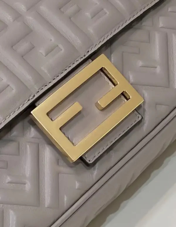 Fendi Baguette  Sliding Chain Beige - Image 4