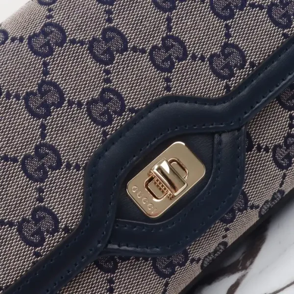 Gucci  Luce Shoulder Bag in Black - Image 8