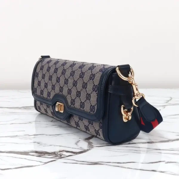 Gucci  Luce Shoulder Bag in Black - Image 4