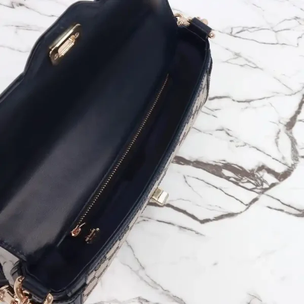 Gucci  Luce Shoulder Bag in Black - Image 6