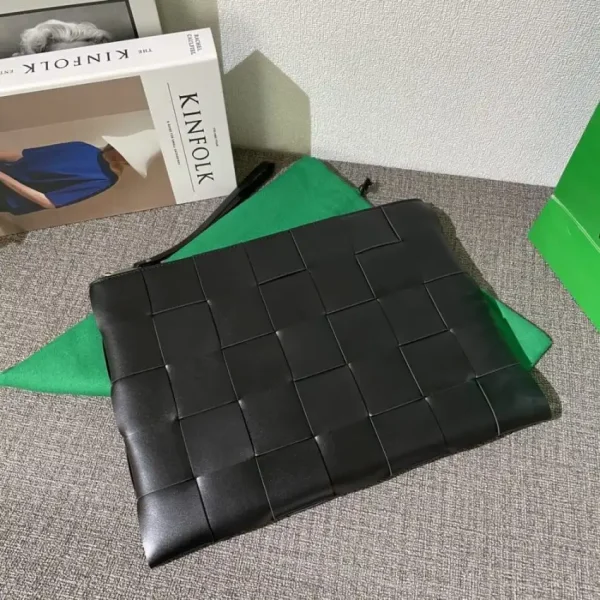 Bottega Veneta Cassette Clutch Black - Image 6