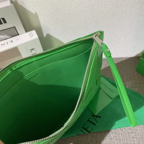 Bottega Veneta Cassette Clutch Green - Image 3