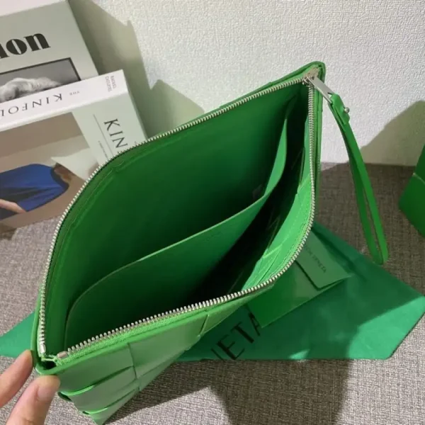 Bottega Veneta Cassette Clutch Green - Image 4