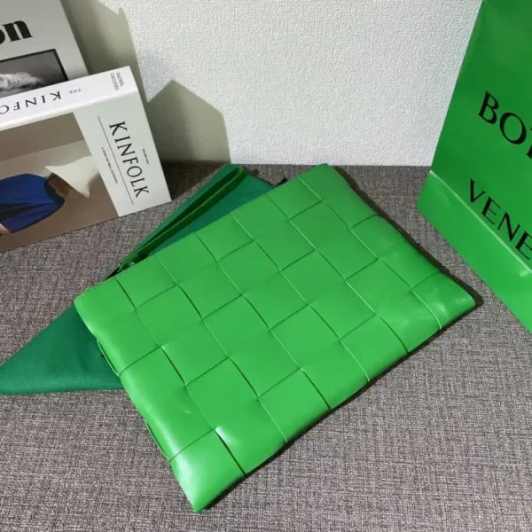 Bottega Veneta Cassette Clutch Green - Image 5