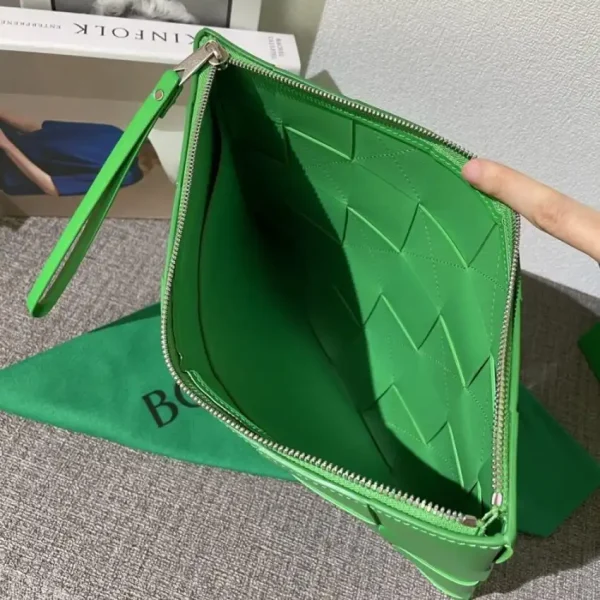 Bottega Veneta Cassette Clutch Green - Image 2