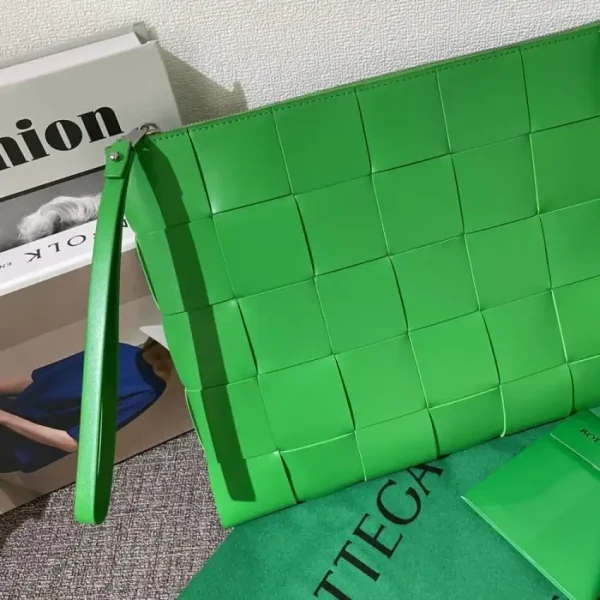 Bottega Veneta Cassette Clutch Green - Image 7