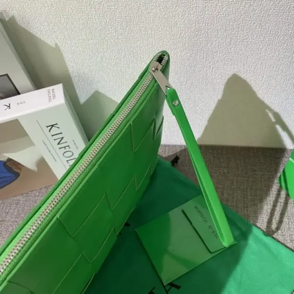 Bottega Veneta Cassette Clutch Green - Image 8
