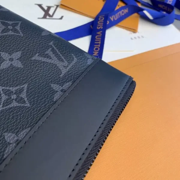 Louis Vuitton To Go Pochette Black - Image 5
