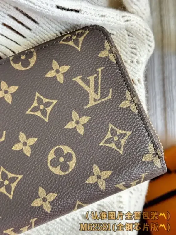 Louis Vuitton Zippy Wallet - Image 2