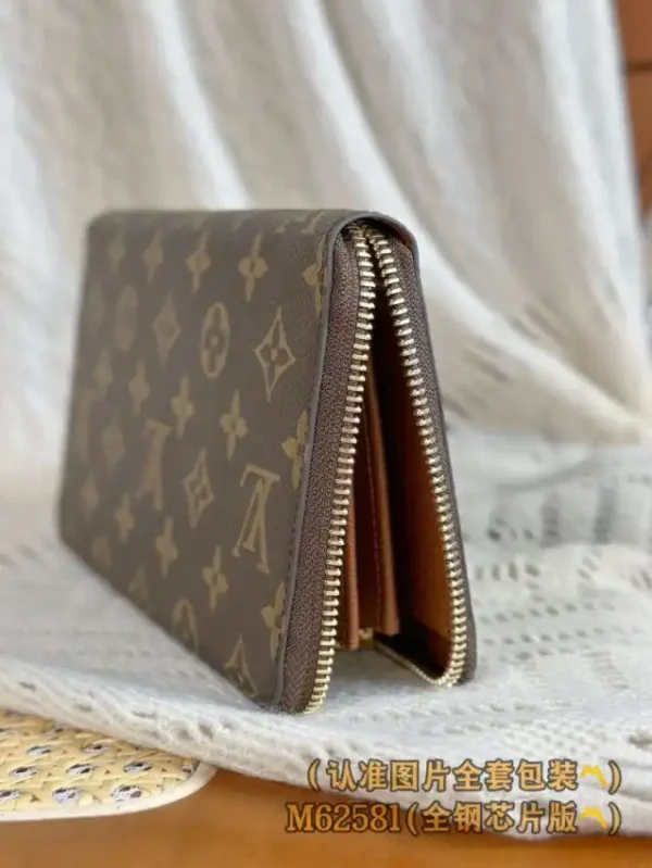 Louis Vuitton Zippy Wallet - Image 4