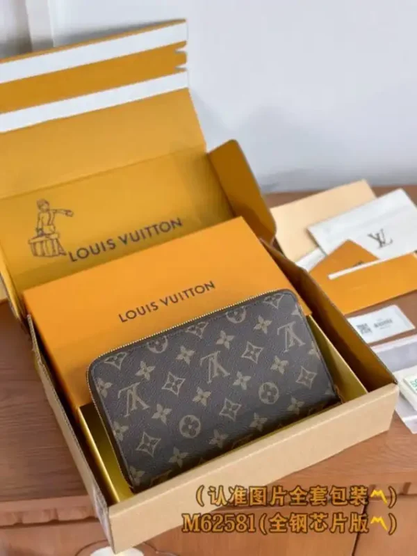 Louis Vuitton Zippy Wallet - Image 8