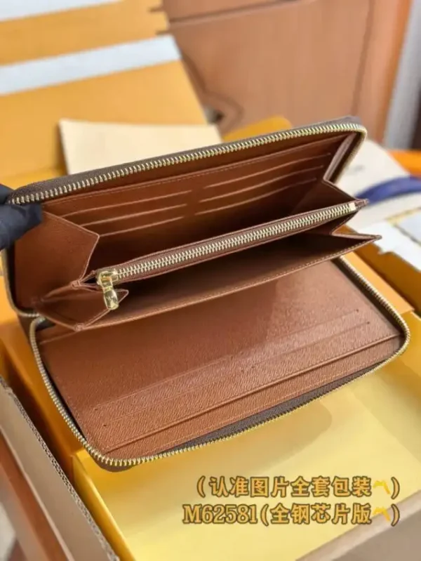 Louis Vuitton Zippy Wallet - Image 9