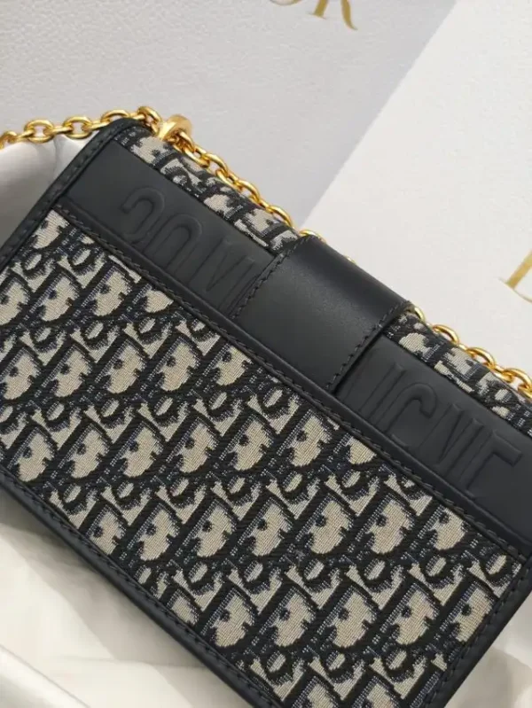 Dior 30 Montaigne  On Chain - Image 3