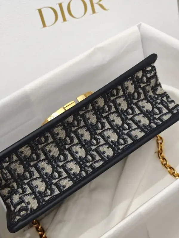 Dior 30 Montaigne  On Chain - Image 4