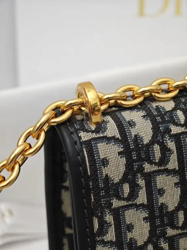 Dior 30 Montaigne  On Chain - Image 9