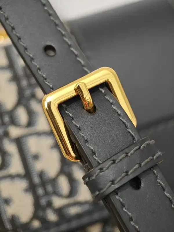 Dior 30 Montaigne  On Chain - Image 12