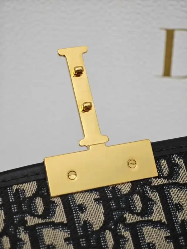 Dior 30 Montaigne  On Chain - Image 11