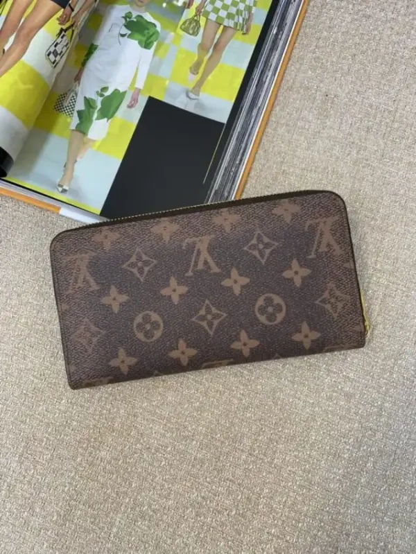 Louis Vuitton Zippy Wallet Monogram - Image 8