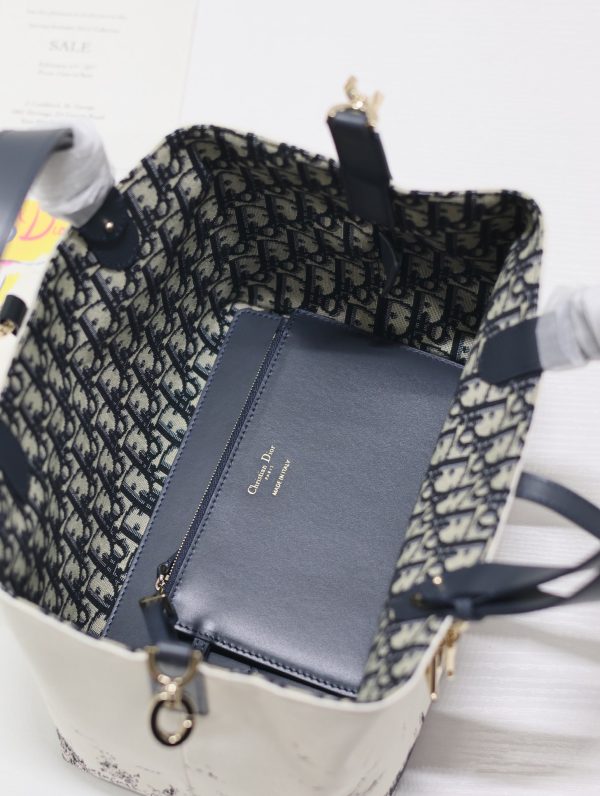 Medium Dior Toujours Eiffel Tower Handbag - Image 8