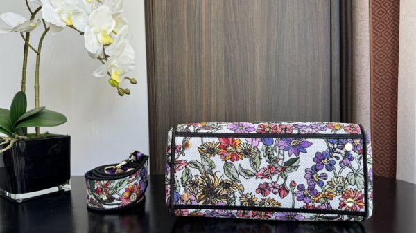 Lady Diana Embroidered Winter Flowers Bag - Image 4