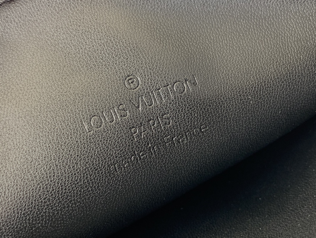 Voyager Small Messenger Bag LV buckle - Image 4