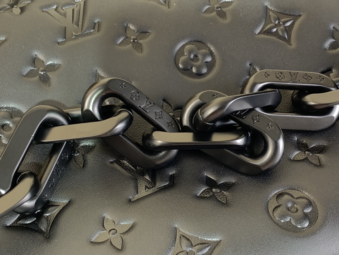 Voyager Small Messenger Bag LV buckle - Image 8