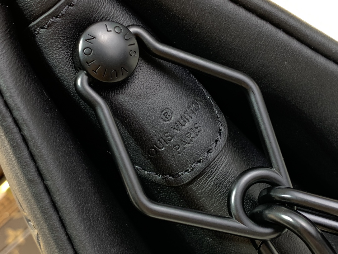 Voyager Small Messenger Bag LV buckle - Image 7