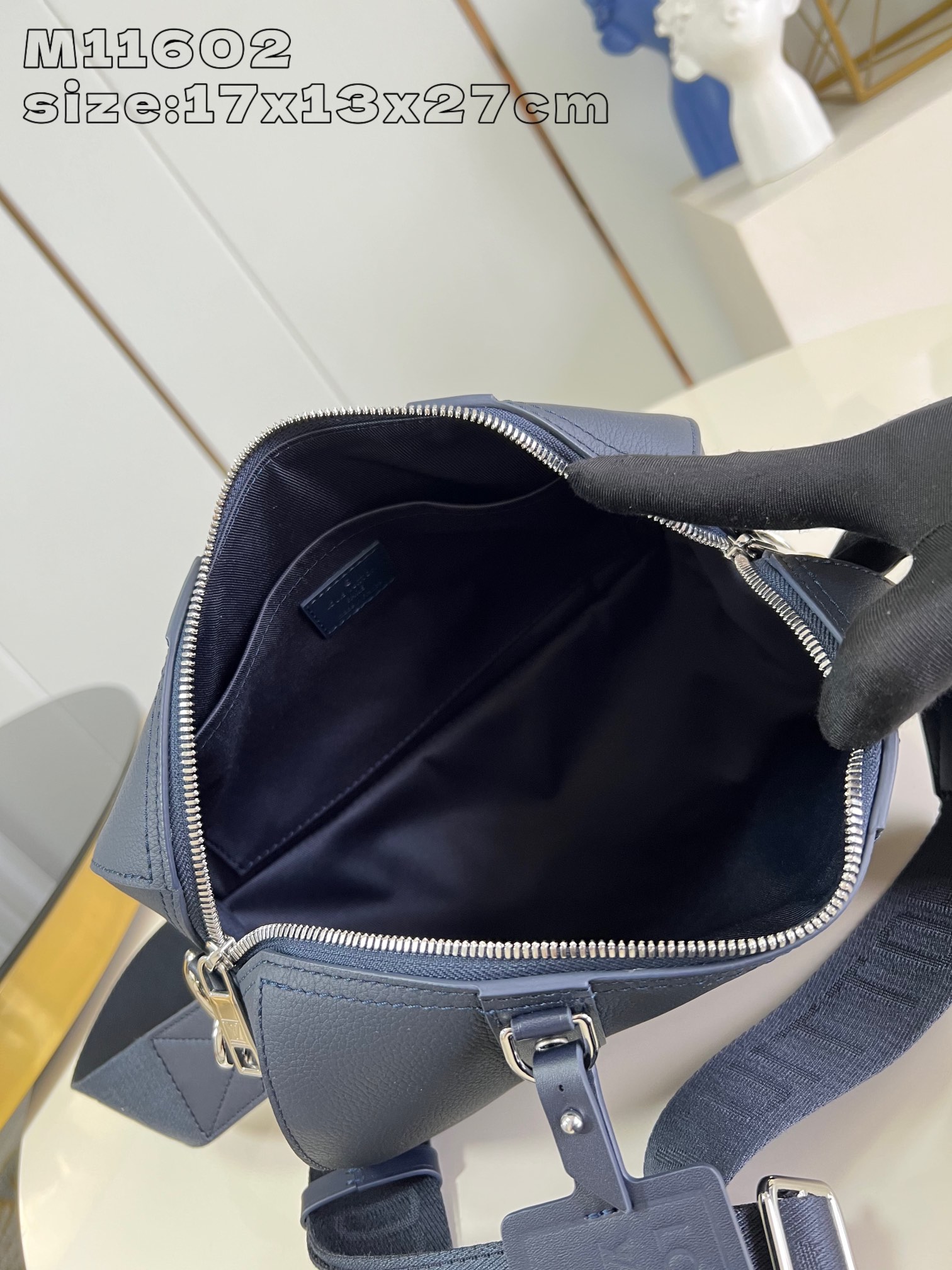 LV City Keepall Handbag Blue Color - Image 4