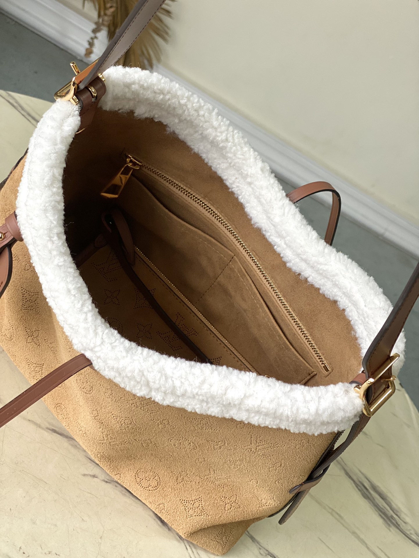 Small CarryAll bag from the LVSki collection - Image 8